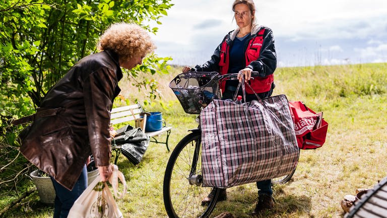 Bea trifft auf Franziska, die mit ihrem Fahrrad vom Flaschensammeln kommt.  (Foto: SWR, d:light/Christian Koch)