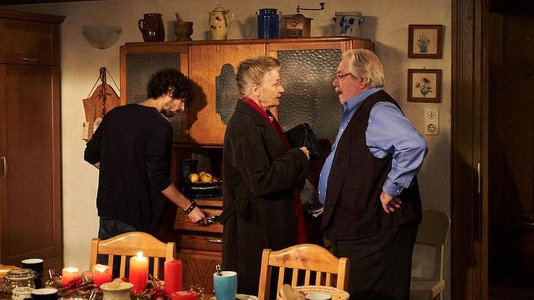 Johanna spricht mit Hermann, Albert sucht etwas im Küchenschrank (Foto: SWR, Stephanie Schweigert -)