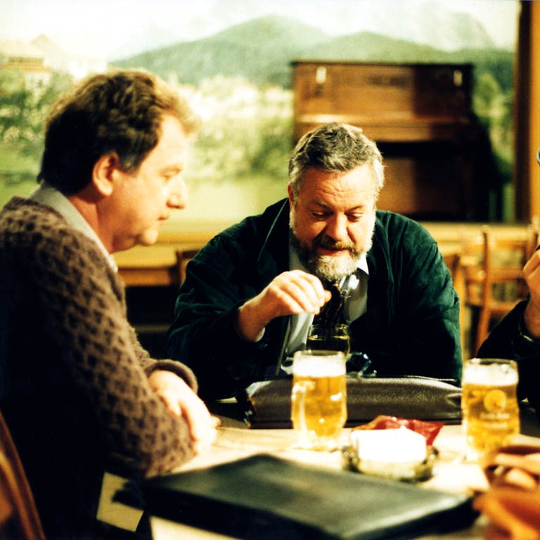 Hermann mit Schorsch und einem weiteren Gast am Tisch im Löwen (Foto: SWR)
