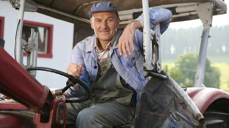Karl auf seinem Traktor (Foto: SWR, Martin Furch)