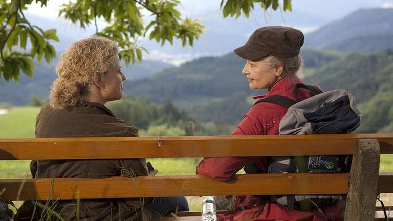 Johanna und Bea sitzen auf einer Bank irgendwo im Schwarzwald (Foto: SWR, SWR/Martin Furch -)