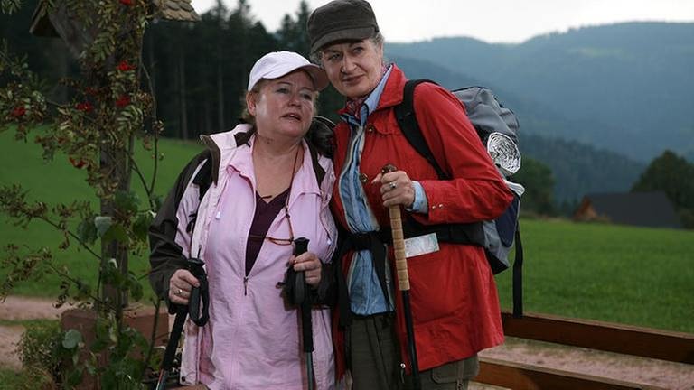 Leni und Johanna machen Pause und sehen sich die Schwarzwaldlandschaft an