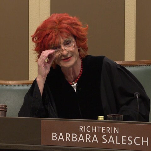 Mathias Richling als Richterin Barbara Salesch (Foto: SWR)