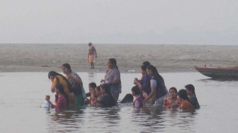 Morgengebet im Ganges (Foto: SWR, SWR - Susanne Mayer-Hagmann)