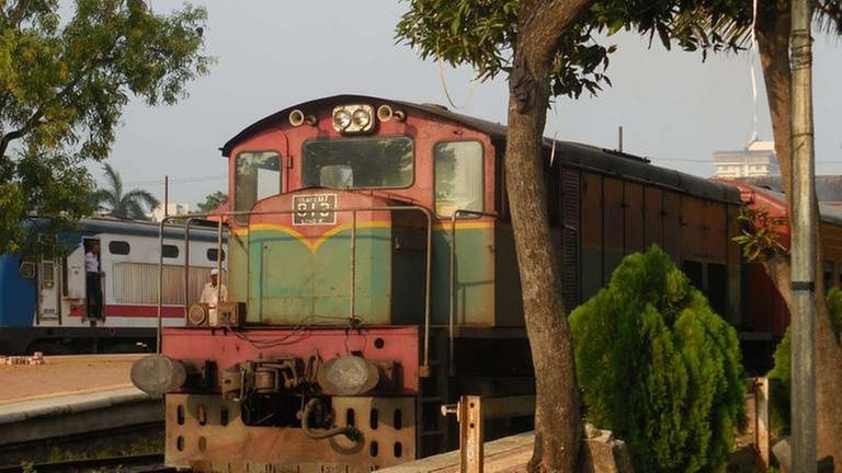 Diesellok 813. Das Streckennetz Sri Lankas umfasst etwa 1.500 Kilometer und zwar in Breitspur. (Foto: SWR, SWR - Alexander Schweitzer)