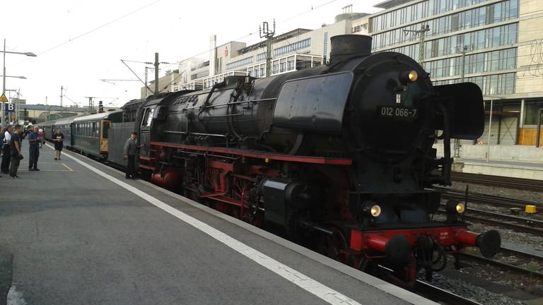 Stuttgart: Um 07:00 Uhr steht unser Dampfzug am Bahnsteig bereit. Heute geht es über die Geislinger Steige nach Ulm,Friedrichshafen, Lindau nach Augsburg. (Foto: SWR, SWR - Wolfgang Drichelt)
