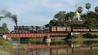 Dampfzug in Burma auf Brücke mit Pagode im Hintergrund (Foto: SWR, SWR - Dr. Klaus Kröger)