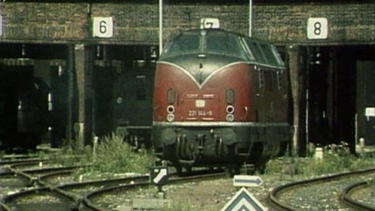 Die Diesellok auf dem Weg vom Lokschuppen zum Zug (Foto: SWR, SWR -)