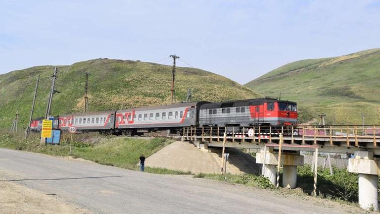 Personenzug der Sachalin-Eisenbahn mit einer TG 16 als Zugmaschine auf der strecke Tomai – Cholmsk. (Foto: SWR, SWR - Michael Mattig-Gerlach)