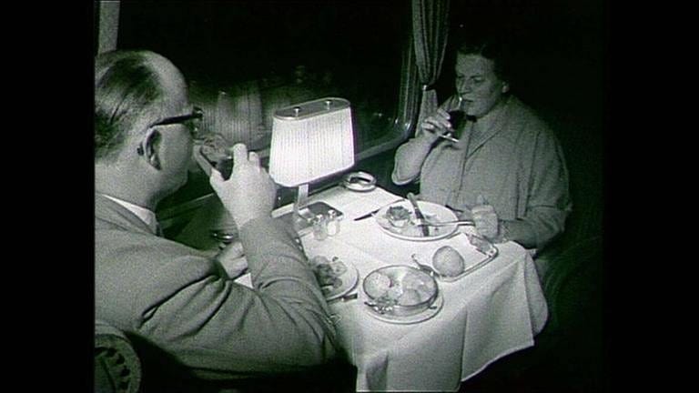 Dinner for two im Nachtgliederzug der 50er Jahre. (Film von 1955) (Foto: SWR, SWR - Susanne Mayer-Hagmann)
