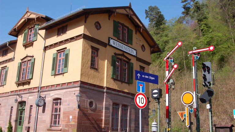 Der restaurierte Bahnhof Weissenstein – heute wieder ein Bahnjuwel (Foto: SWR, Bettina Bansbach)