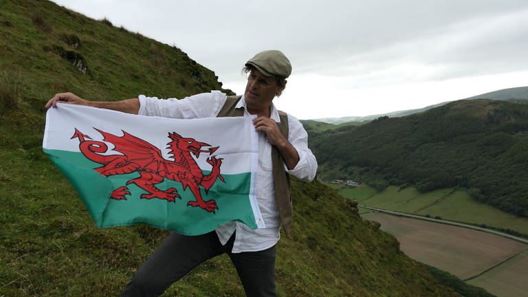 Die Waliser und ihr roter Drachen: Christian Rogers erzählt die Legende und fährt mit den Schmalspurbahnen an der Cambrian Coast (Foto: SWR, Kirsten Ruppel)