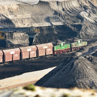 Ende des Jahres wird der letzte Kohlezug auf rückbaren Gleisen direkt in der Talsohle des Tagebaus Cottbus Nord verlassen. (Foto: SWR, Grit Merten)
