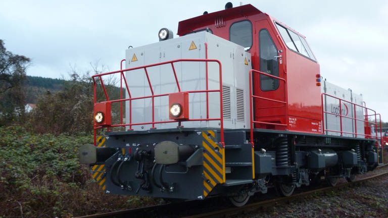 Die Dieselhydraulische Lokomotive Typ D 75 verlässt die Werkshalle und geht auf Probefahrt. (Foto: SWR, Alexander Schweitzer)