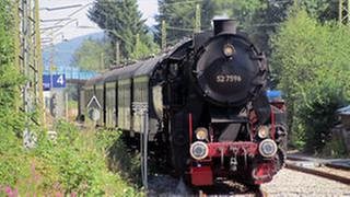 Für den Dampfsonderbetrieb sorgen die Eisenbahnfreunde Zollernbahn mit ihrer Lok, der 52 7596. (Foto: SWR, Bernhard Foos)