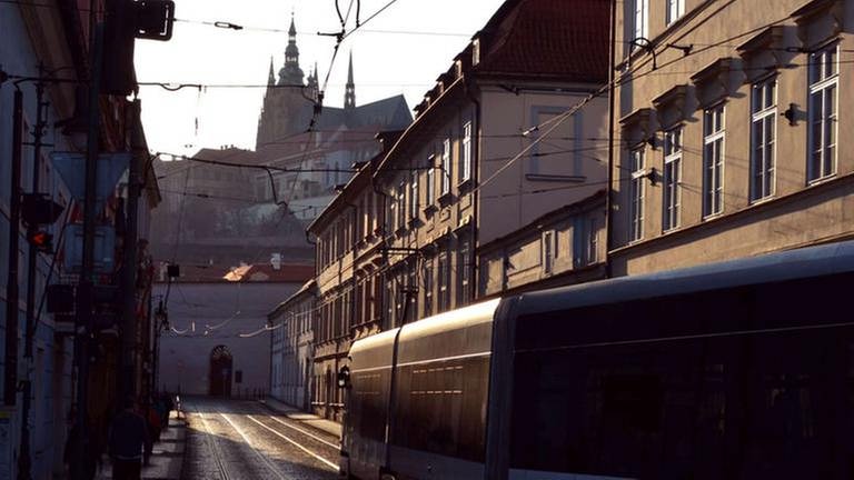 Sogar in den engen, historischen Gassen in Richtung Prager Burg fahren die Straßenbahnen des öffentlichen Nahverkehrs. (Foto: SWR, Grit Merten)
