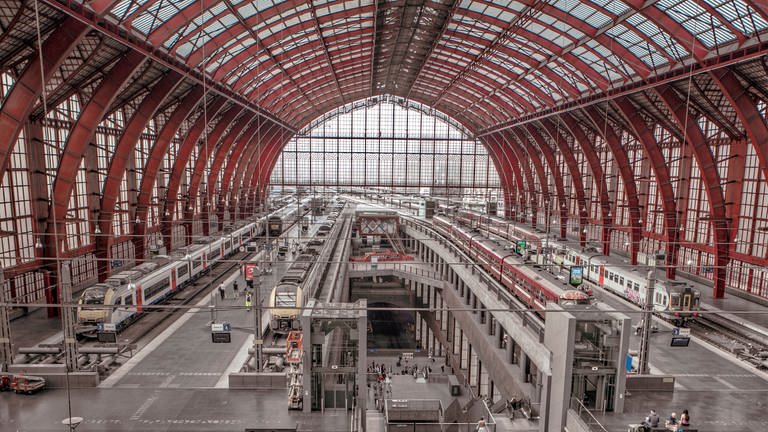 Bahnhofshalle des Antwerpen Centraal (Foto: SWR, YUZU Productions/Bea Müller)