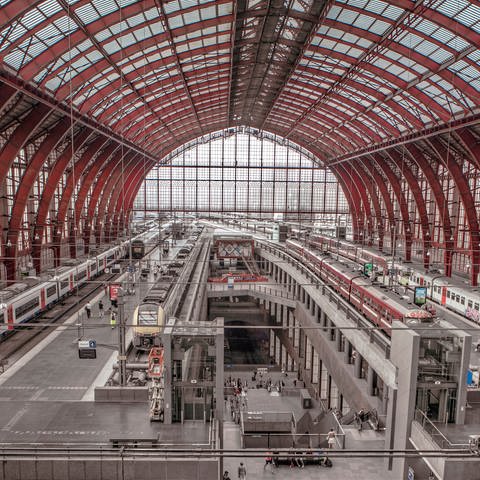 Bahnhofshalle des Antwerpen Centraal (Foto: SWR, YUZU Productions/Bea Müller)