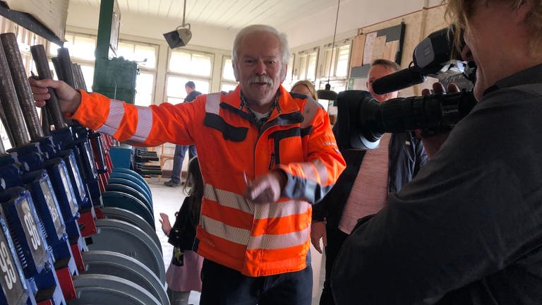 Im historischen Stellwerk der Hafenbahn erklärt Eisenbahn-Betriebsleiter Manfred Richter, wie früher Signale gesetzt wurden.  (Foto: SWR, Kirsten Ruppel)