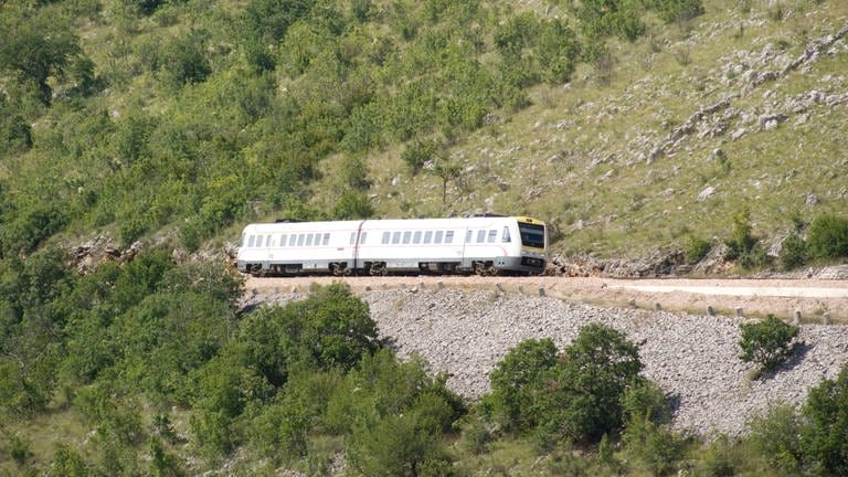 Auf der Bahnlinie Split-Zagreb fahren Fahrzeug die sich zur Seite neigen können und die den 612ern der DB entsprechen.  (Foto: SWR, Bettina Bansbach )