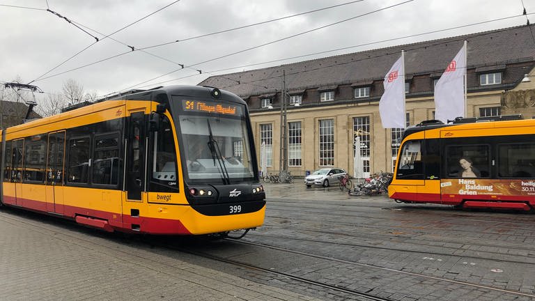 Oberirdisch bietet die Stadtbahn auf dem Bahnhofsvorplatz in Karlsruhe einen guten Anschluss sogar über Eberbach bis ins 120 Kilometer entfernte Mosbach. (Foto: SWR, Alexander Schweitzer)