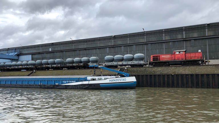 Insgesamt werden im Stuttgarter Hafen pro Jahr 3,6 Millionen Tonnen umgeschlagen, 2,4 Millionen auf die Eisenbahn und den Rest auf den LKW. (Foto: SWR, Alexander Schweitzer)