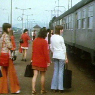 Mehrere junge Frauen am Bahnsteig, rechts ein dunkelgrauer Zugwaggon (Foto: SWR)