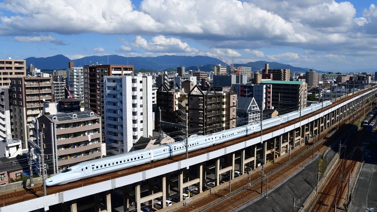 Ein Shinkansen Hochgeschwindigkeitszug fährt in Hakata Station ein (Foto: SWR, Harald Kirchner)