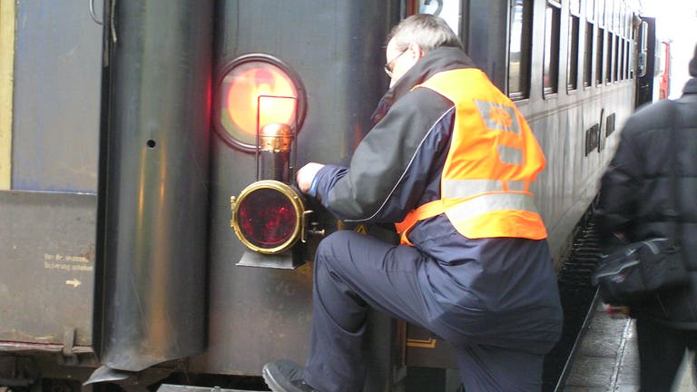 Wenn eine Dampflok den Zug zieht, muß in der Schweiz auch eine passende Schlußleuchte am Zug sein. (Foto: SWR, Wolfgang Drichelt)