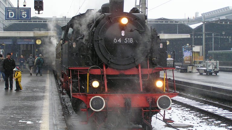 Die Dampflok 64 518, auch "Bubikopf" genannt, ist Baujahr 1940 und im Bw Huttwil beheimatet. Sie wird von der "Historischen Eisenbahn Emmental" eingesetzt. (Foto: SWR, Wolfgang Drichelt)
