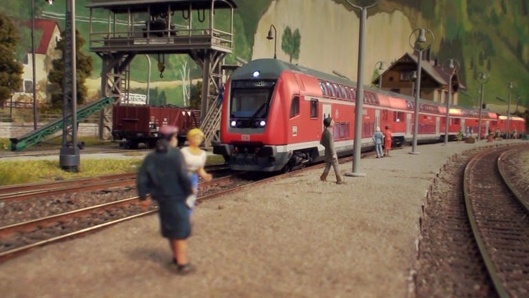 Der Zug der Schwarzwaldbahn wartet im Bahnhof Hausen im Tal auf die Abfahrt. (Foto: SWR, Anna Neumann)