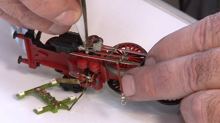 Wenn alle Teile gereinigt und die Motorkohlen gewechselt sind, wird das Lok-Modell wieder zusammengebaut. (Foto: SWR, Anna Neumann)