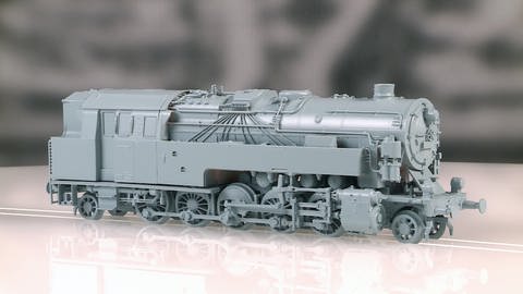 Ebenfalls von Roco ist die Baureihe 95, wegen ihrer hohen Zugkraft auch als „Bergkönigin“ bekannt, hier noch als Handmuster. (Foto: SWR, Andreas Stirl und Anna Neumann)