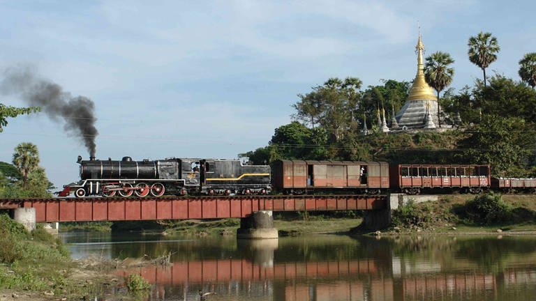 Dampfzug in Burma auf Brücke mit Pagode im Hintergrund (Foto: SWR, Dr. Klaus Kröger)