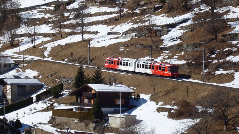 Der Mont-Blanc Express passiert Salvan (Foto: SWR, Alexander Schweitzer)