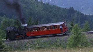Lokomotive schiebt einen Wagon einen steilen Berg hinauf (Foto: SWR, SWR -)