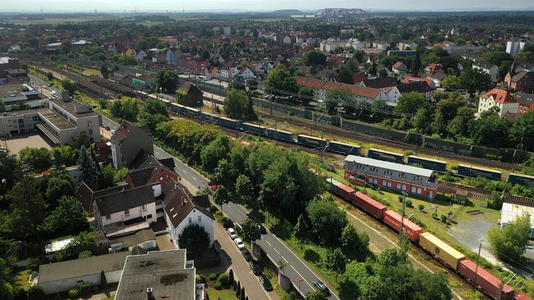 Lehrte, 16 km östlich von Hannover, ist ein bedeutender Bahnknotenpunkt. Hier treffen sich Bahnstrecken aus allen Himmelsrichtungen.  (Foto: SWR, Andreas Stirl und Frank Rinnelt)