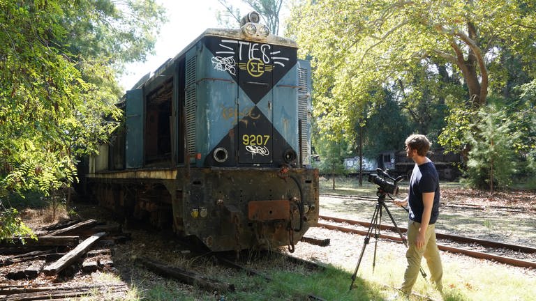 In einem Eisenbahn-Romantik-Film von 2004 fuhr diese Diesellok noch über die Strecke. Abgestellt in Myloi (Foto: SWR, Rüdiger Lorenz)