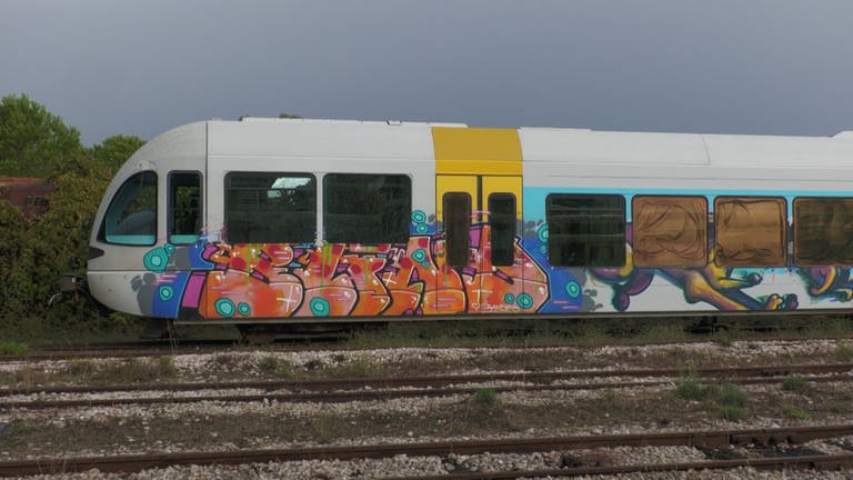 Graffitizug im Bahnbetriebswerk Pyrgos (Foto: SWR, Rüdiger Lorenz)