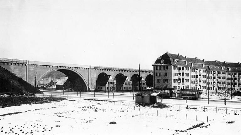 Gäubahn-Überführung und Straßenbahn an der Nordbahnhof-Straße in Stuttgart. Rechts Eisenbahner-Wohnungen. (Sammlung des Arbeitskreises Eisenbahn-Historie Württemberg) (Foto: SWR)