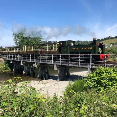 Die Vale of Rheidol Railway überquert gleich hinter Aberystwyth den Fluss, dem sie ihren Namen verdankt: den Rheidol.  (Foto: SWR, Kirsten Ruppel)