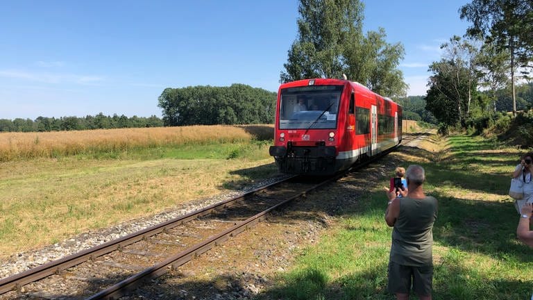Der erste Zug erreicht den neuen Haltepunkt auf der Räuberbahn zwischen Altshausen und Pfullendorf im Sommer 2019. (Foto: SWR, Alexander Schweitzer)