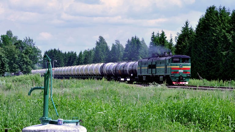 Güterzug Lok 2TE10 zwischen Ventspils und Riga (Foto: SWR)