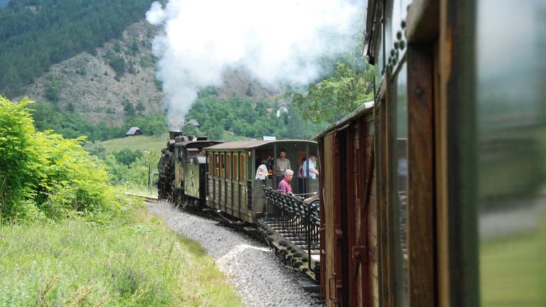Sonderzug auf der Touristikbahn nach Sargan-Vitasi. (Foto: SWR, Bettina Bansbach )