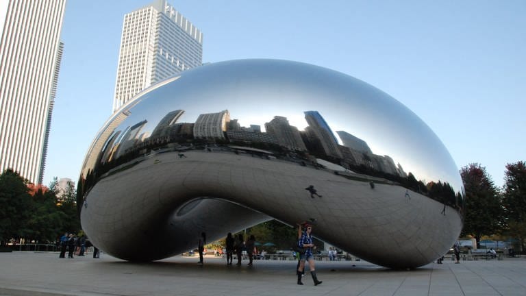 Chicago ist eine Stadt der Moderne. Seit je her. Das "Cloud Gate" des Engländers Anish Kapoor ist seit 2005 Chicagos neuestes Wahrzeichen. In "The Bean" spiegeln sich viele Besucher wider. Zahllose Platten aus rostfreiem Stahl, in Tausenden von Stunden aufpoliert. (Foto: SWR, Andreas Stirl)