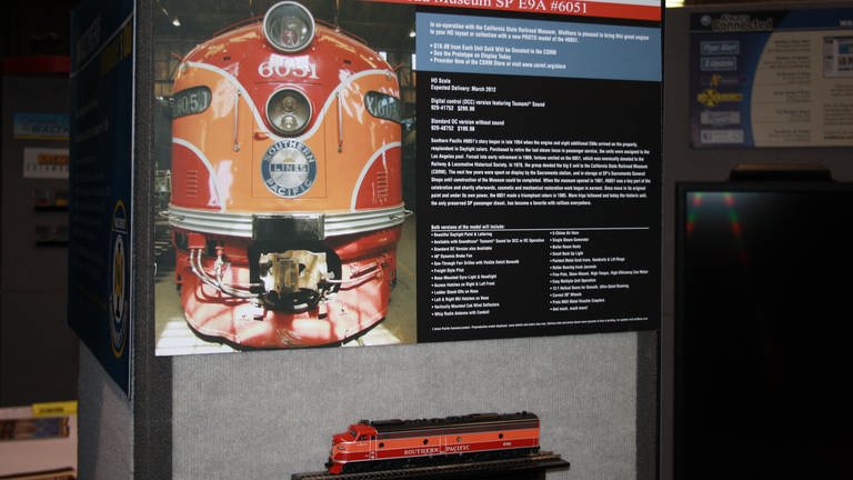 Rote Diesellokomotive der Pacific Railroad - Neuheit auf der amerikanischen Modellbahn Convention 2011 in Sacramento (Foto: SWR, Hagen v. Ortloff)