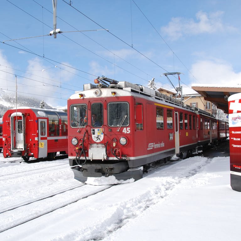 Der Bernina Express bei der Ausfahrt aus St. Moritz (Foto: SWR, Hagen v. Ortloff)