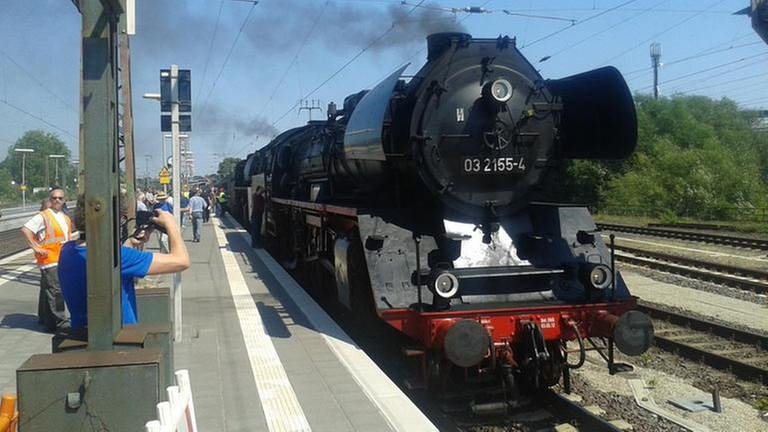 Nach dem Auffüllen der Kohle- und Wasservorräte haben die Loks wieder am Zug angekoppelt. (Foto: SWR, SWR - Wolfgang Drichelt)