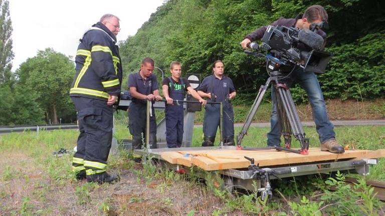 Die Freiwilligen Feuerwehren von Konz und Zewen halfen bei den Dreharbeiten auf den restlichen Gleisabschnitten des legendären Saufbähnchens (Foto: SWR, SWR - Bernhard Foos)