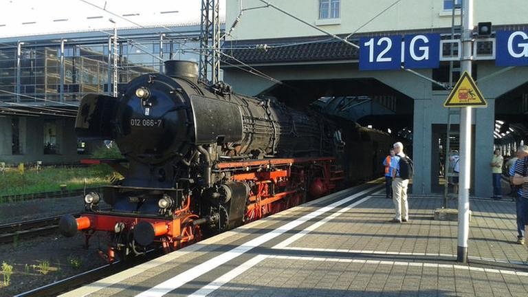 Lok 012 066 steht auf Gleis 12 zur pünktlichen Abfahrt bereit. Heute geht es über Karlsruhe, Offenburg, Richtung Bodensee. (Foto: SWR, SWR - Wolfgang Drichelt)